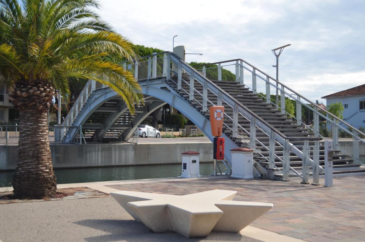 Charmant Appartement A 350M De La Plage Et Du Port Frejus Bagian luar foto