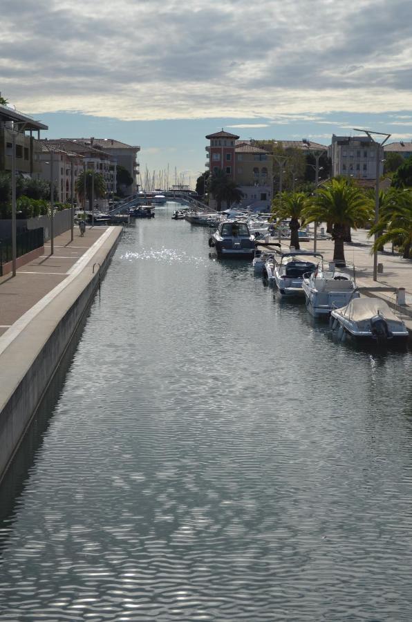 Charmant Appartement A 350M De La Plage Et Du Port Frejus Bagian luar foto