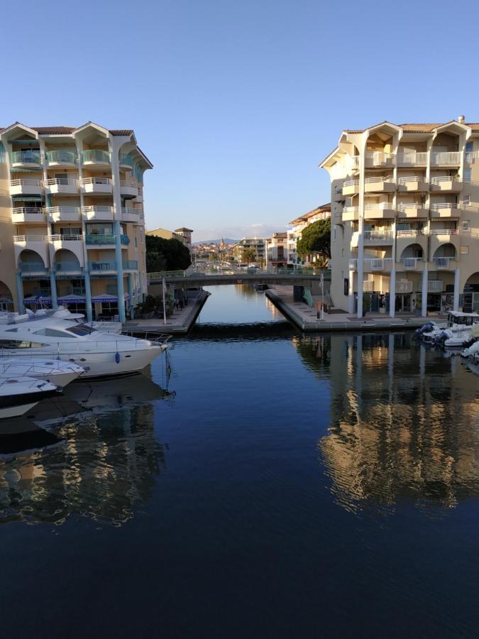 Charmant Appartement A 350M De La Plage Et Du Port Frejus Bagian luar foto
