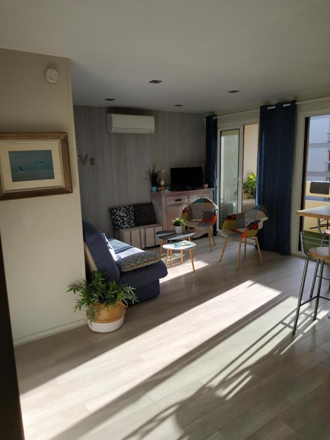 Charmant Appartement A 350M De La Plage Et Du Port Frejus Bagian luar foto