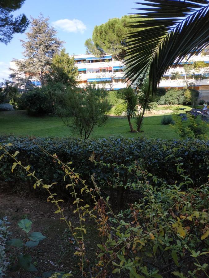 Charmant Appartement A 350M De La Plage Et Du Port Frejus Bagian luar foto