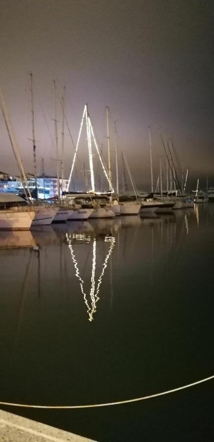 Charmant Appartement A 350M De La Plage Et Du Port Frejus Bagian luar foto